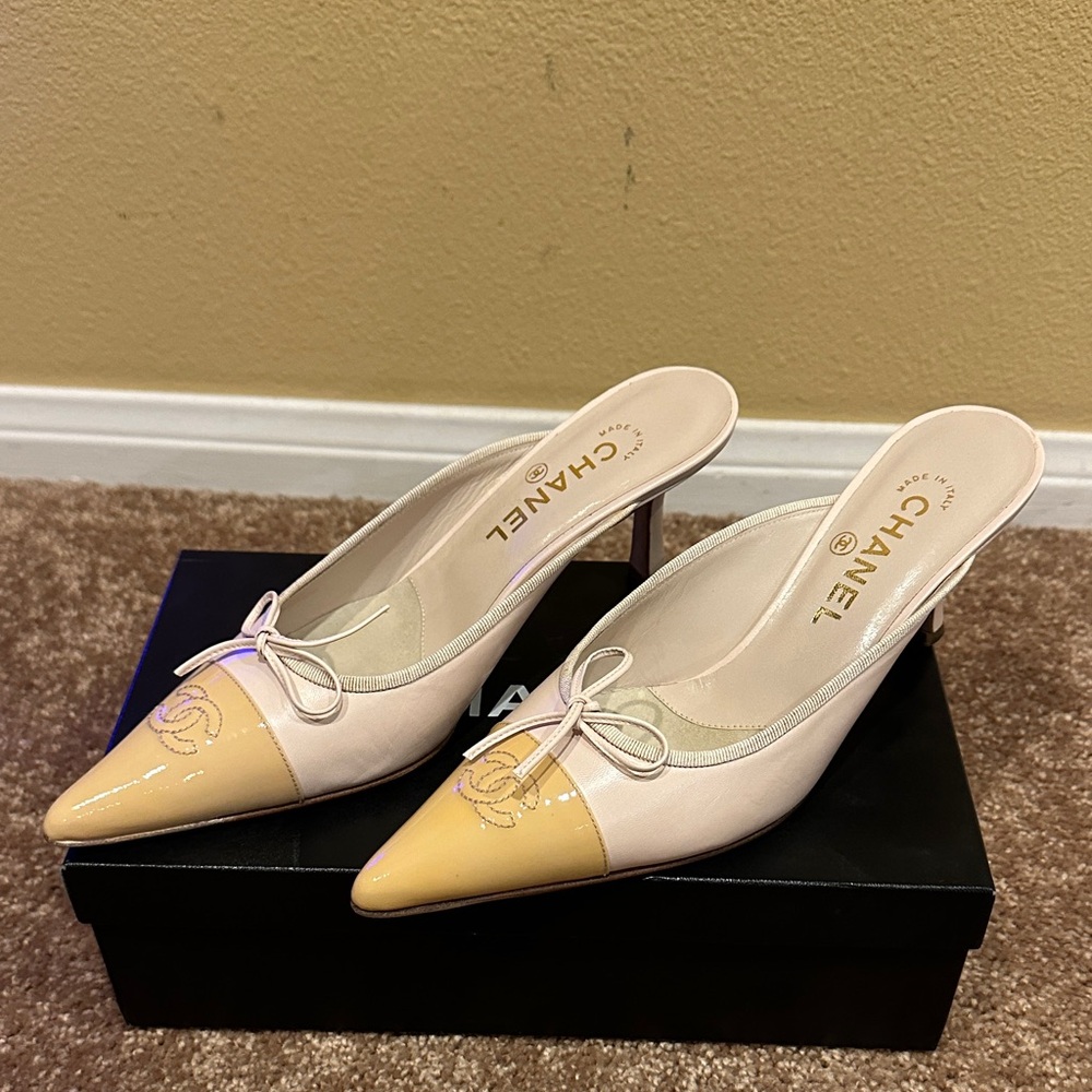 CHANEL Women's Cream and Yellow Heels